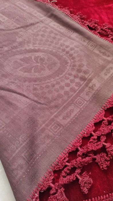 Тежка кадифена покривка за маса с фестони