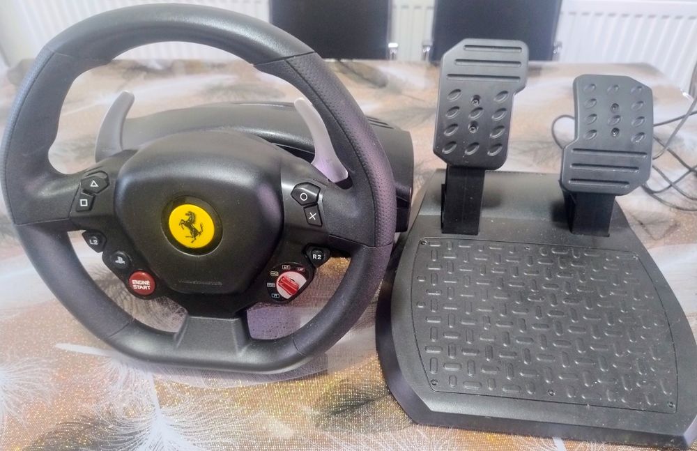Vând volan cu pedale compatibil cu ps5 PS4 și PC