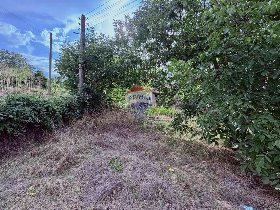 Атрактивен парцел с къща на добра локация за продажба, с. Кранево, Я.