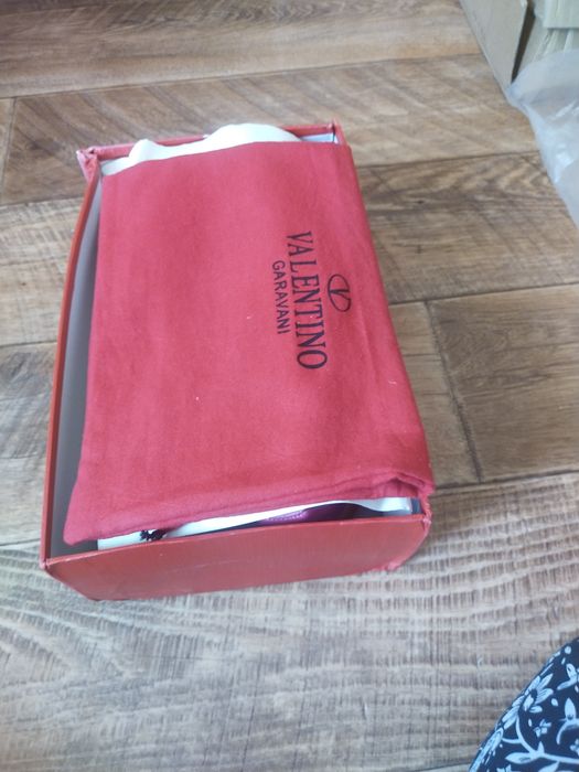 Продам крассовки от VALENTINO GARAVANI