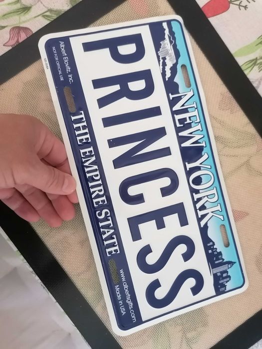 Plăcuță Auto Decorativă SUA "PRINCESS" – Cadou Majorat 18 Ani | Aluminiu Embosat Handmade  Cadoul care o face Regina Șoselelor la 18 ani!