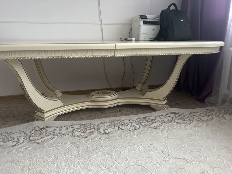 Стол для гостинной