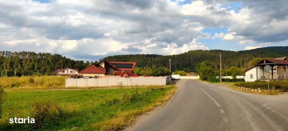Teren ingradit langa casa locuita la intrare in Teliu