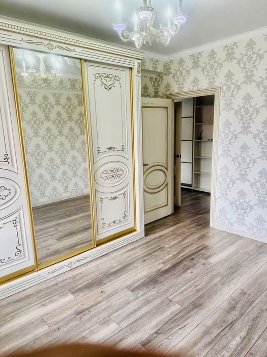 Сдам в аренду на долгий срок комнату на подселение девушкам .