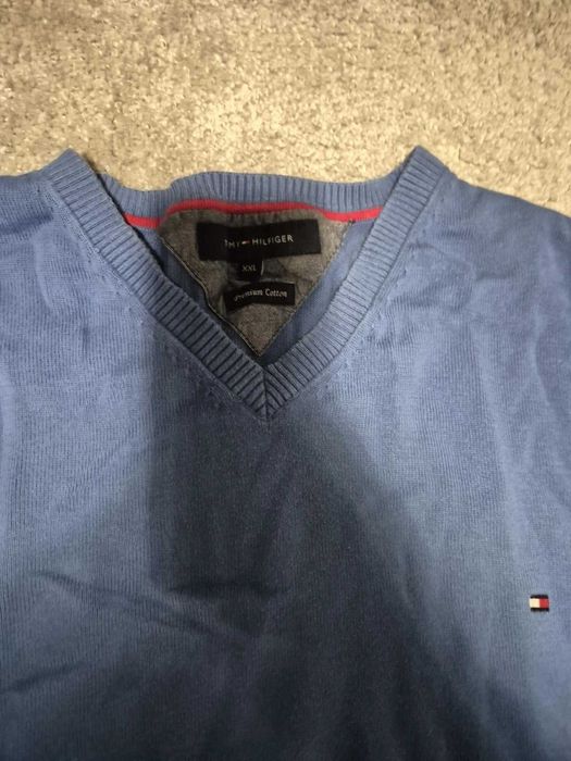 2 бр. пуловера с V-образно деколте Tommy Hilfiger,