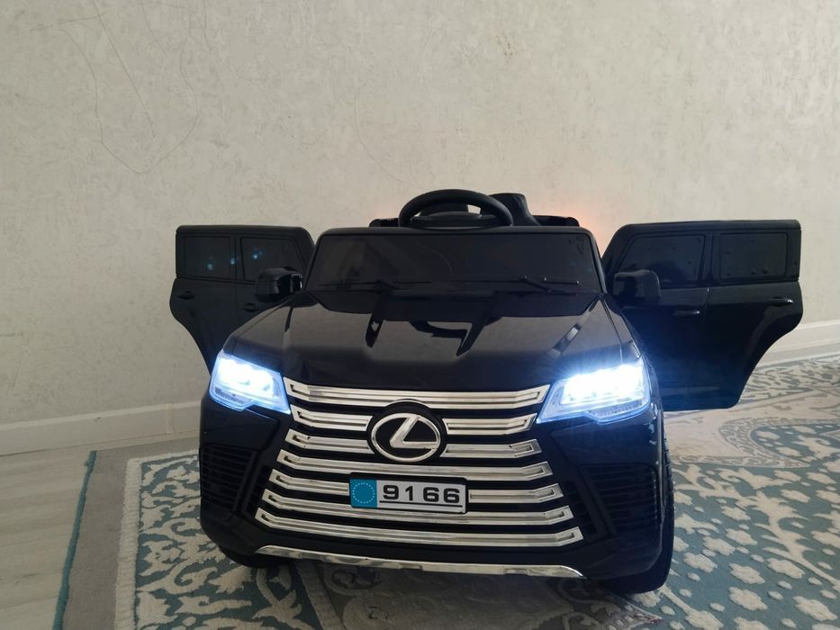 Электромобиль Лексус чёрный