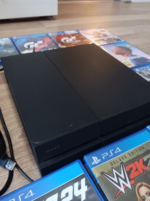 PS4 + 3 контролера + 10 игри