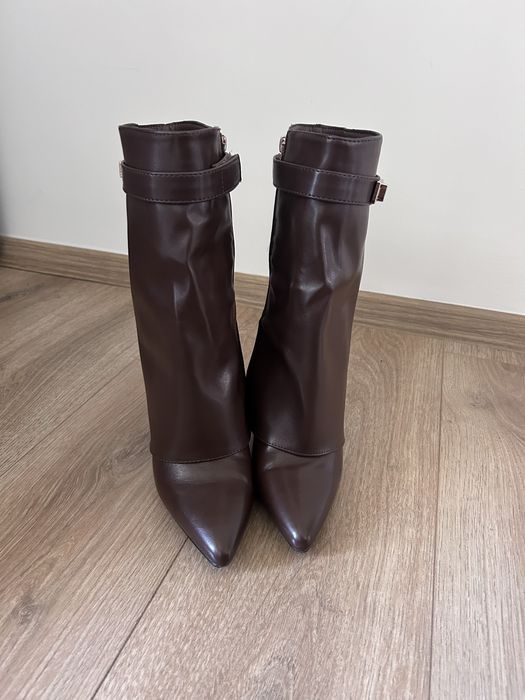 Кафяви кожени ботуши на ток