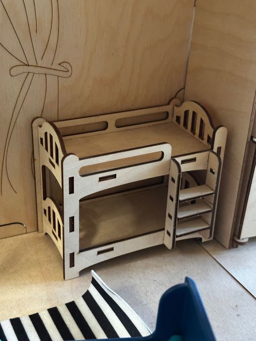 Деревянный игрушечный дом