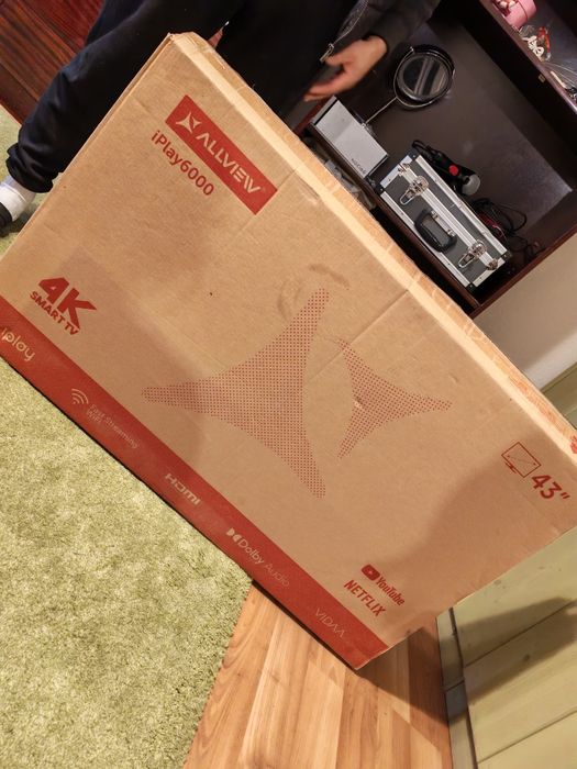 Vând Tv Allview, Smart 4K, diagonala 109cm. Vine însoțit de cablu de alimentare, telecomandă și suport de prindere pe perete( mobil).