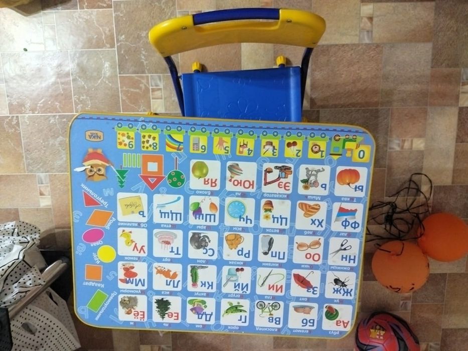 Продам срочно детский столик и стульчик