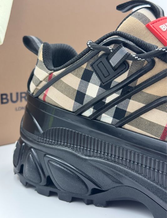 Обувки Burberry.