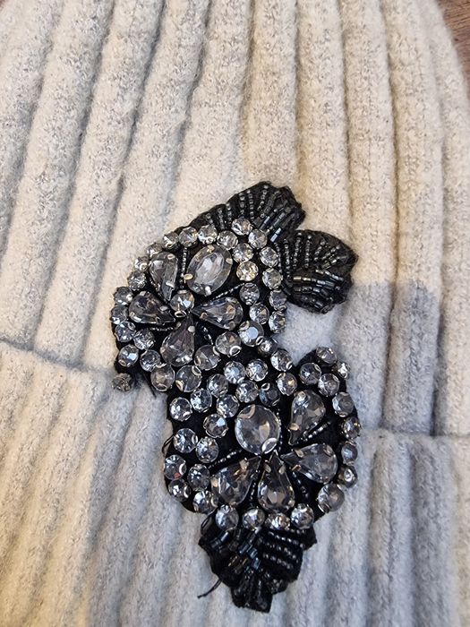 Дамска зимна шапка с бродерия