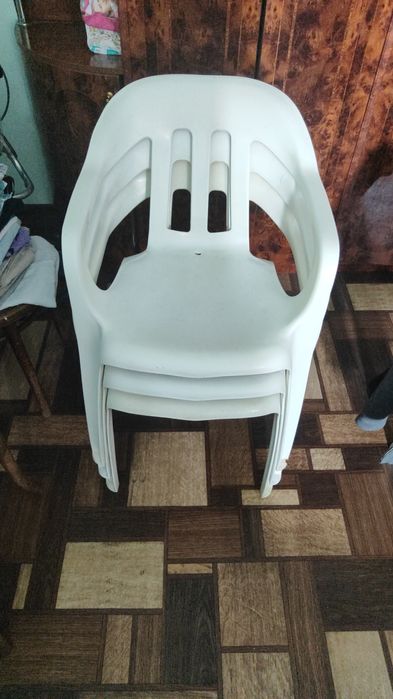 Продаются стулья пластиковые 8 штук