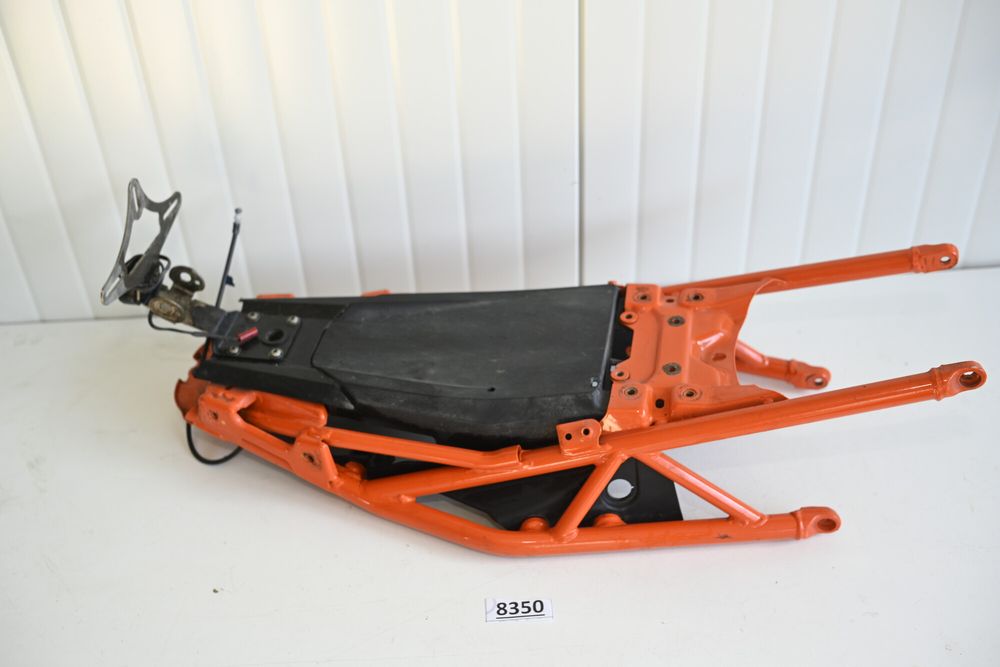 KTM DUKE 125 Cadru codita spate cu plastic baterie