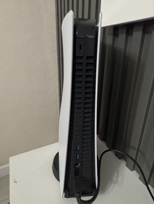 Продам срочно пс5 в идеальном состояний