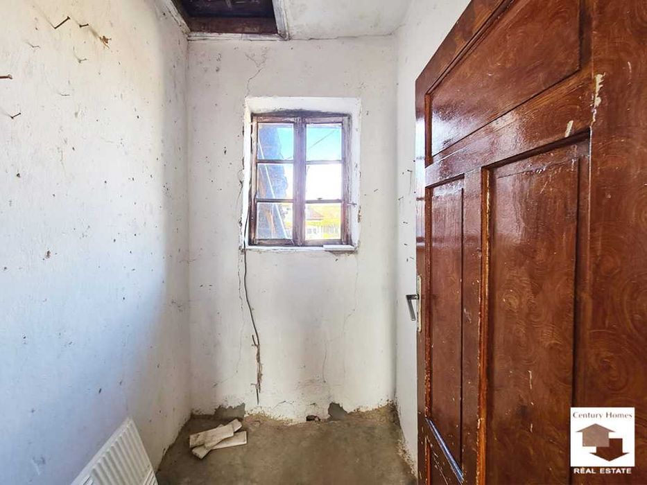 140327 Едноетажна къща с равен двор и кладенец в с. Бутово