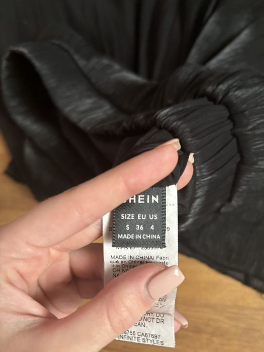 Черен широк панталон размер S,но става и за М