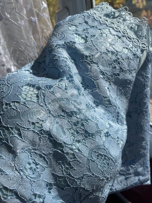 Светло синя дантелена рокля