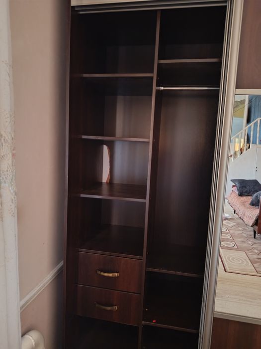 Kupe shkaf srochna sotiladi 1,500,000