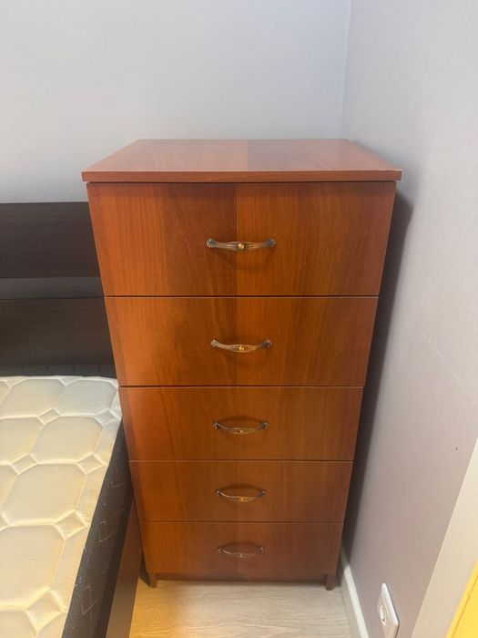 Продам стол с табулетками, стол письменный и комод