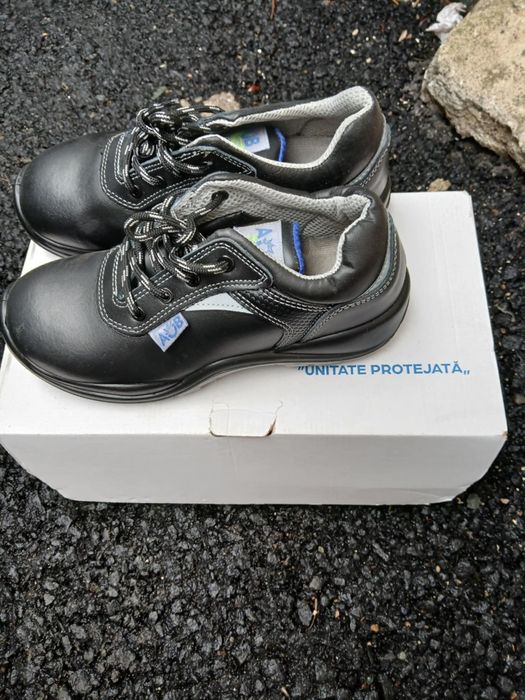 Vând bocanci cu bombeu de lucru