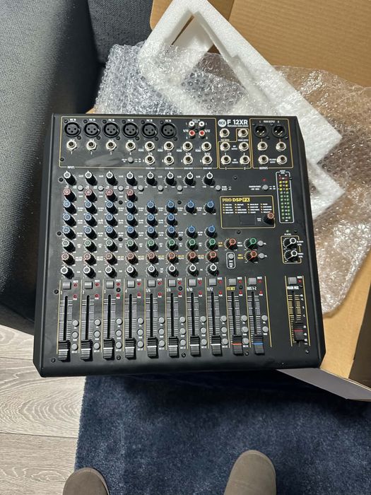 Sistem Audio RCF Complet 2 Boxe + 2 Basi + Mixer + Cabluri + Huse si Stativuri