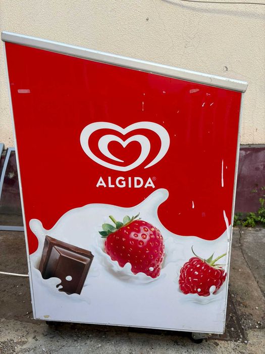 Vitrină frigorifică – 85L, stare foarte bună