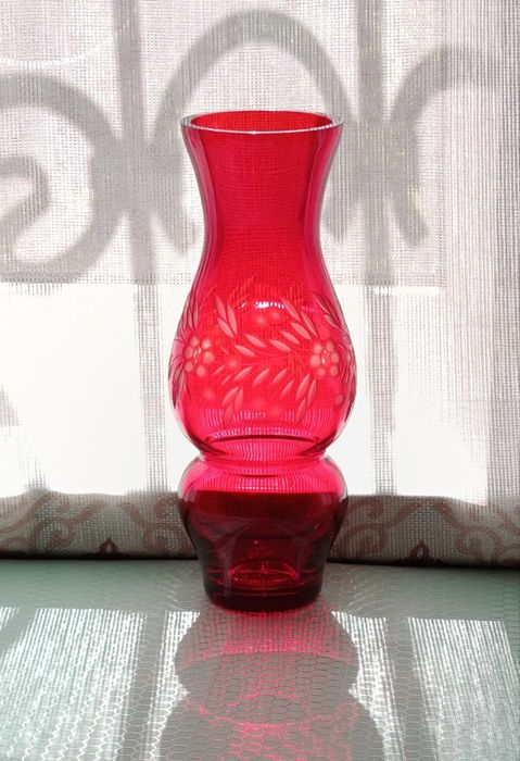 Винтажная красная ваза для цветов