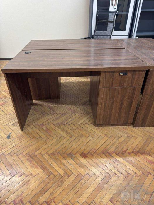 Письменный стол  с тумбочкой и с креслом