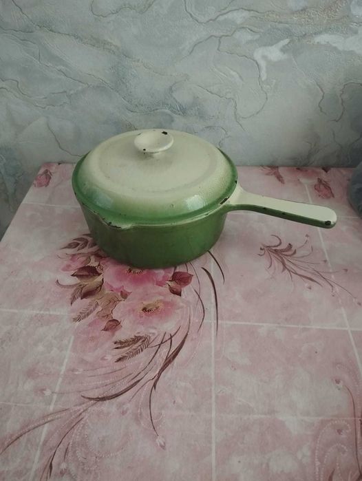 Кастрюля чугунная эмалированная