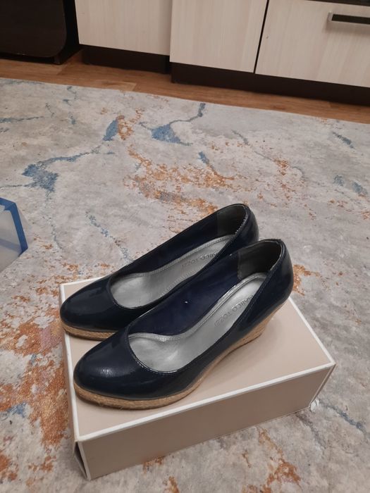 Продам синие туфли
