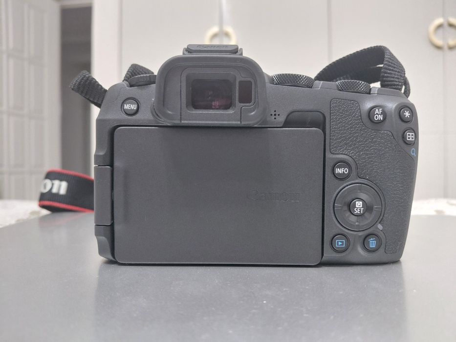 Продам Canon EOS R8 Body