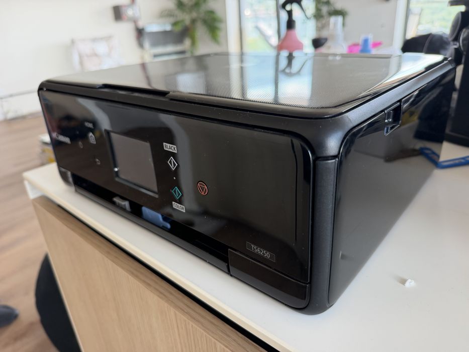 Продавам многофункционален принтер Canon PIXMA TS6250