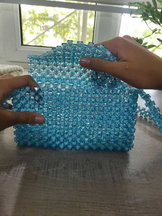 голубая сумочка из бисера