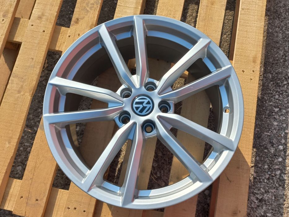 18"Vw Poteria 5x112 Silver 8j et45 Golf Passat Tiguan Jetta Touran Чисто Нови.
Poteria Piano Black.