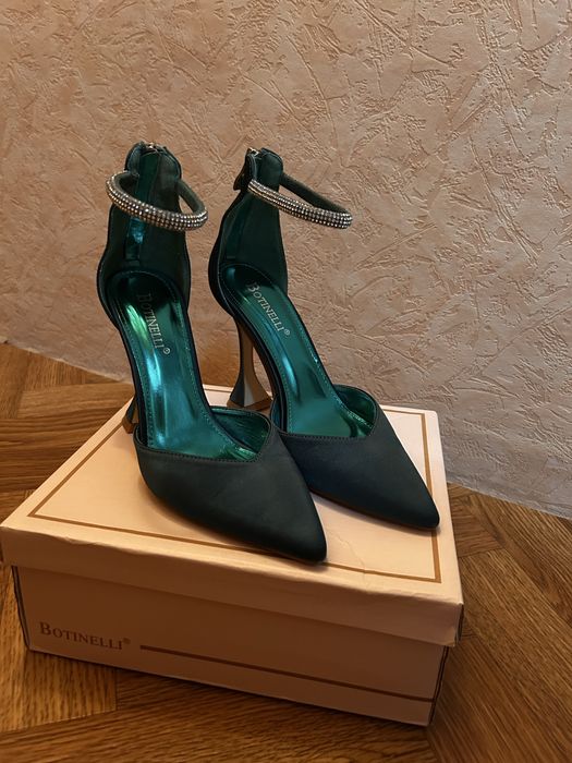 Зелени обувки на висок ток