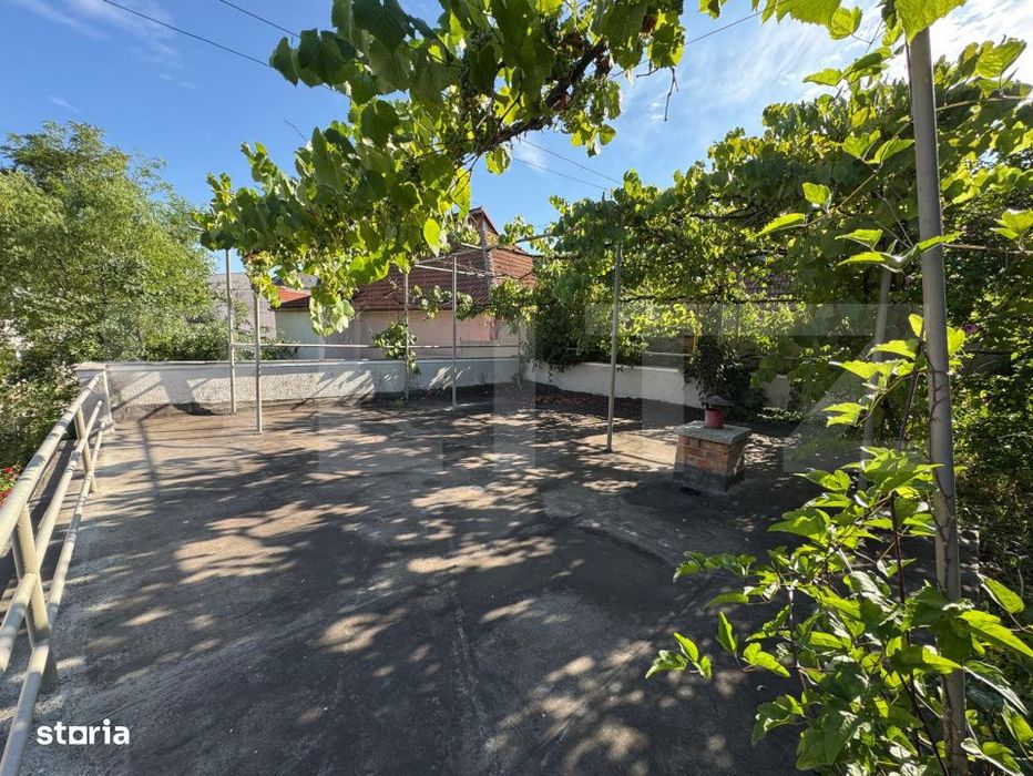 Casa spatioasa cu 6 camere, teren 700 mp, garaj si terasa