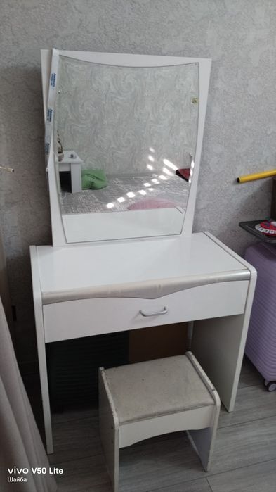 Стол и стул для макияжа