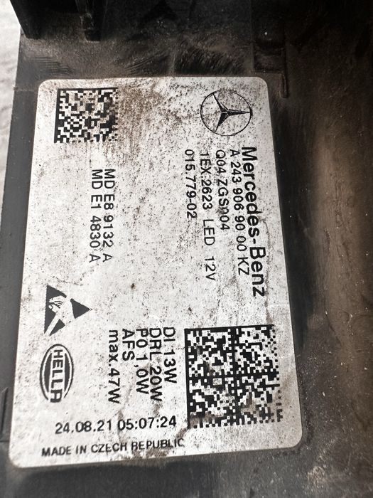 Far dreapta. tragher mercedes eqa.