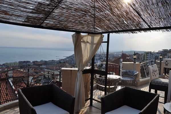 Хотел в Свети Влас с басейн на последния етаж.