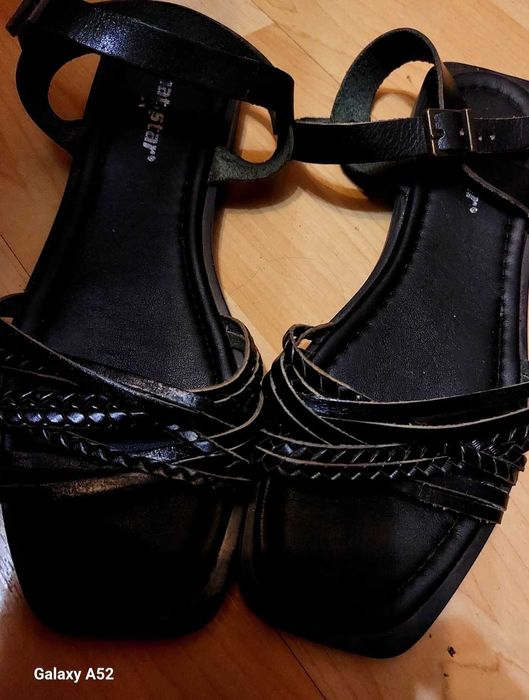 Продавам нови дамски сандали ,обувки и ботуши големи номера