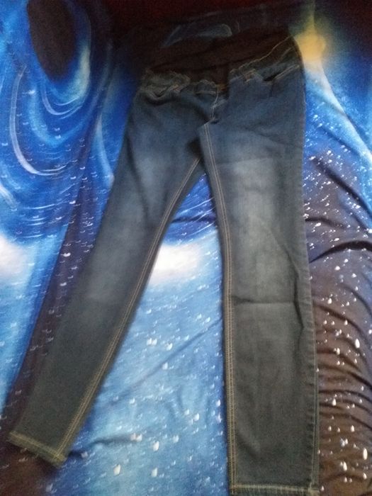 Blugi gravidute, rochita de ocazie.