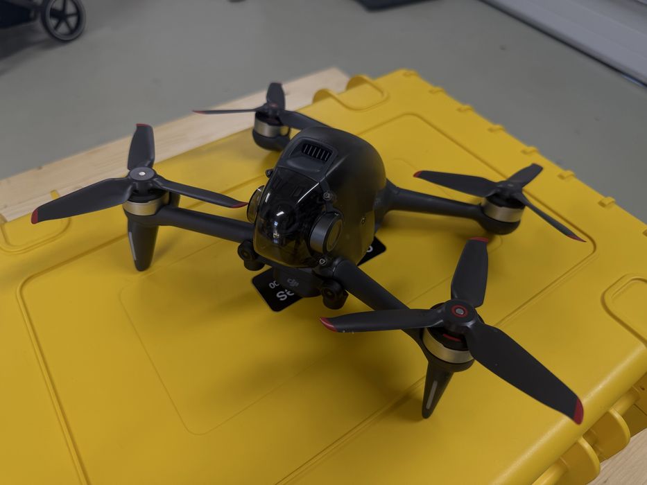 Drona DJI FPV, Full Kit,  Fly-More Kit, Ochelari, Controller, Elici si carcasa de rezerva