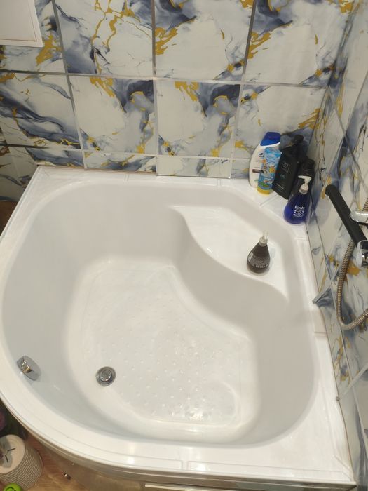 Продам угловую ванну 110×110