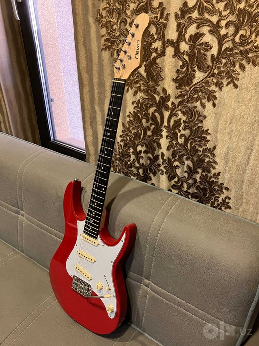 Отличная недорогая электрогитара (Stratocaster FIESTA RED)