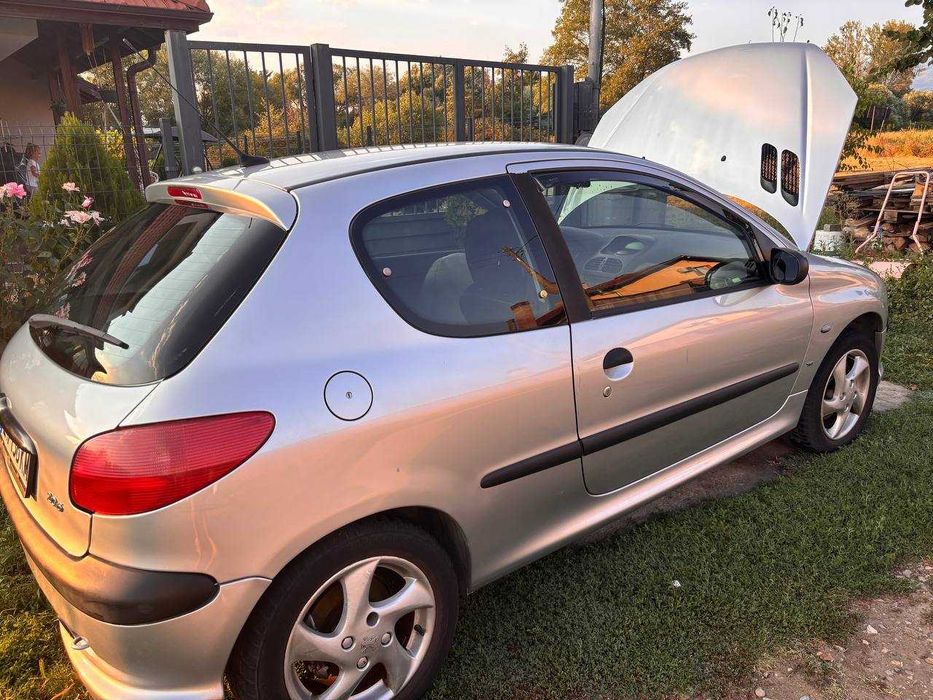 Напълно обслужен автомобил Peugeot 206 с газов инжекцион