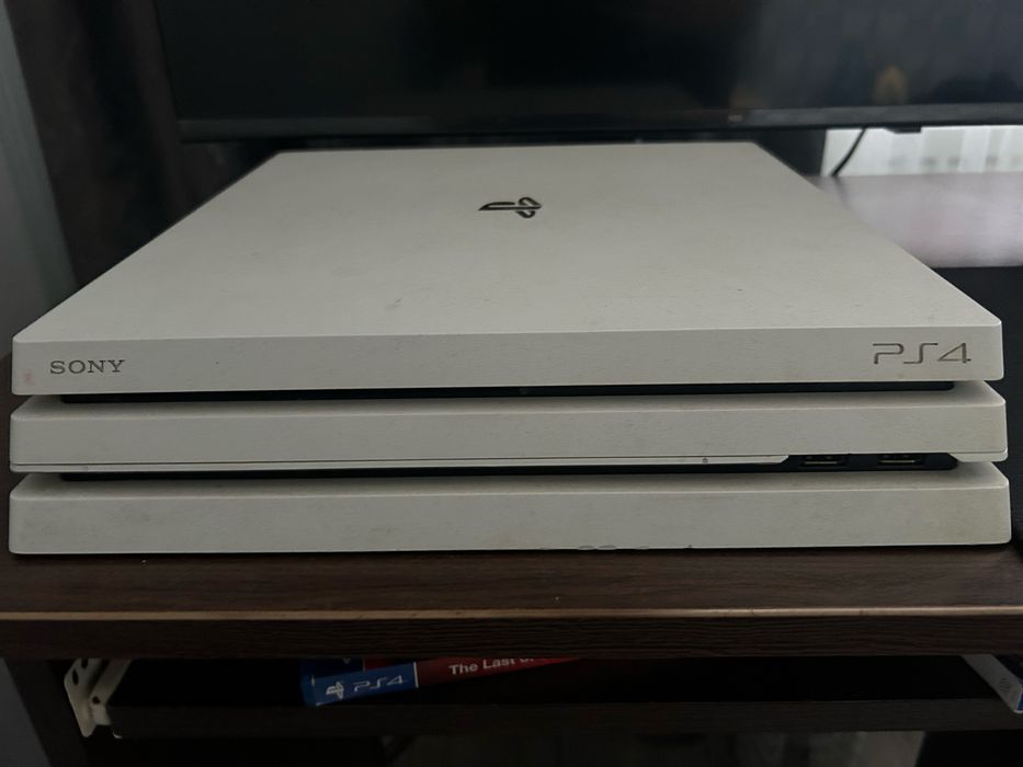Play Station 4 Pro/ 1TB