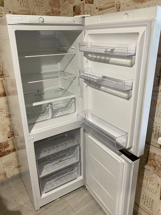 Холодильник Indesit
