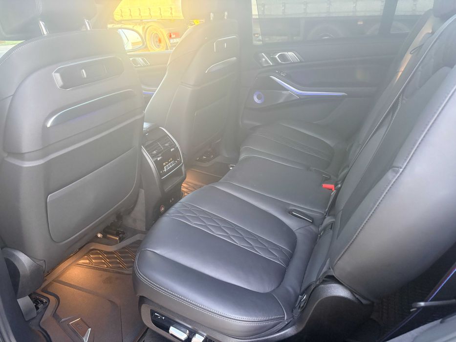 Se oferă spre vânzare BMW X7 M60i xDrive, într-o configurație premium, 7 locuri, cu doar 43.000 km.TVA deductibi